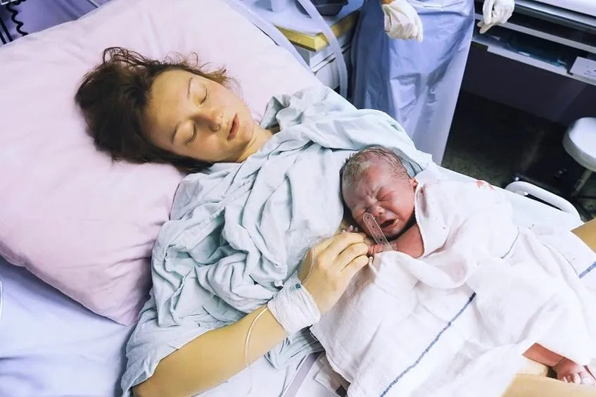 Bolące szwy po porodzie – kiedy ból jest normalny i jak go złagodzić?
