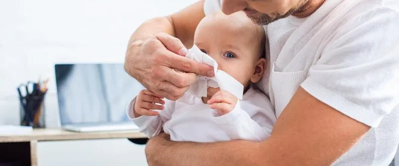 Jak skutecznie złagodzić katar u niemowlaka i przynieść ulgę maluszkowi?