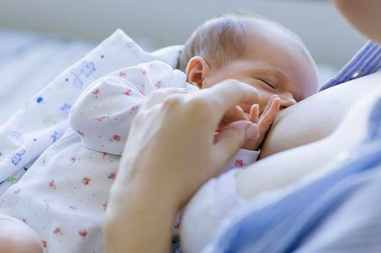 Karmienie piersią czy butelką – co będzie najlepsze dla dziecka?