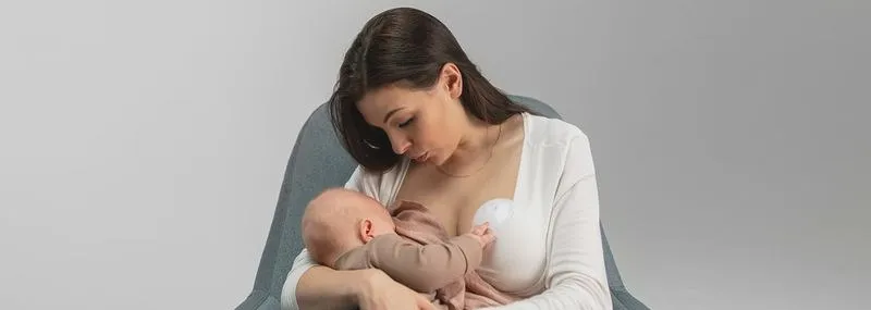 Karmienie piersią na leżąco – jak znaleźć idealną pozycję dla siebie i maluszka?