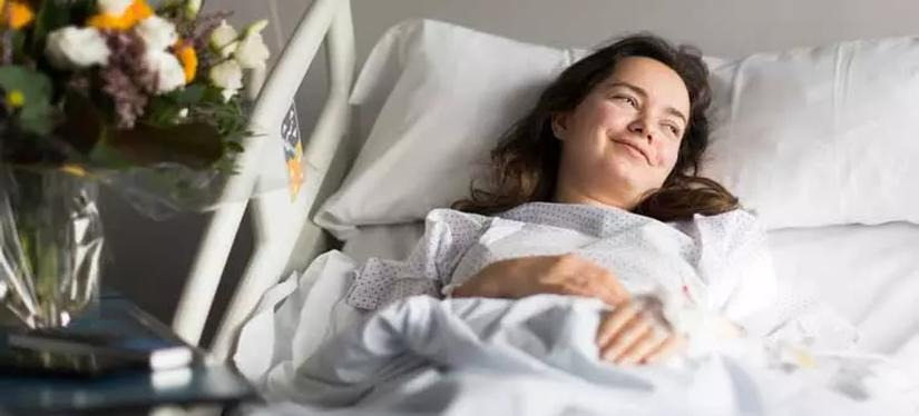 Kiedy ustaje krwawienie po porodzie? Normy, etapy i sygnały alarmowe