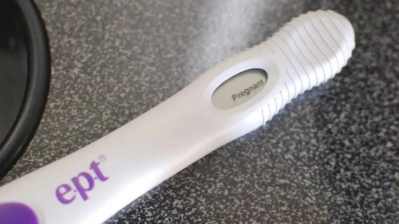 Menstruacja podczas karmienia piersią – kiedy wraca i co oznacza?