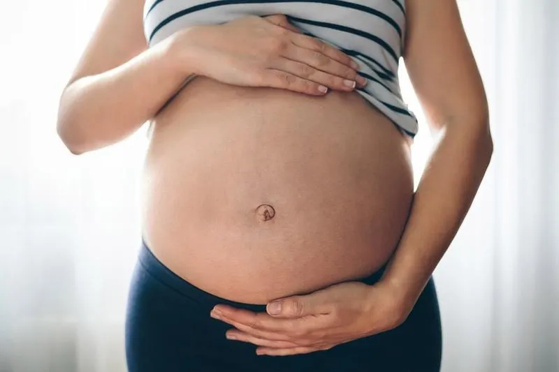 Pępek po porodzie: jak go pielęgnować i kiedy skonsultować zmianę?