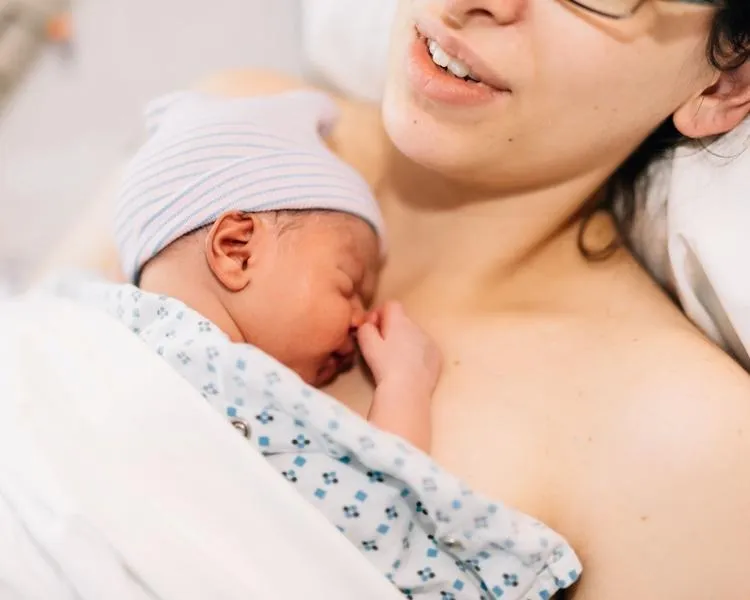 Rozdzielenie matki i dziecka po porodzie: skutki, emocje i prawa rodziców